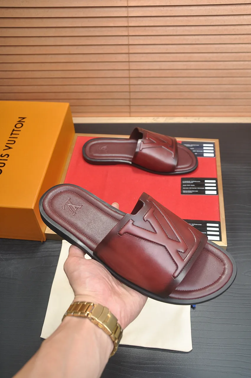 Men's shoes 💰360💶 [Louis Vuitton LV slippers] (high-end cowhide) counter 1:1 fashion style, a must-have for summer! The designer used LV’s iconic outsole. The original simple slippers instantly become fashionable! The upper is made of flexible special cowhide leather straps alternately, and the workmanship is exquisite! A must-have for stylish men in summer, size 38-46 (45 46 customized)